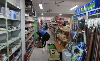 校園小賣鋪 承載幾代人回憶的角落，為何在塑料制品銷售中漸行漸遠(yuǎn)？